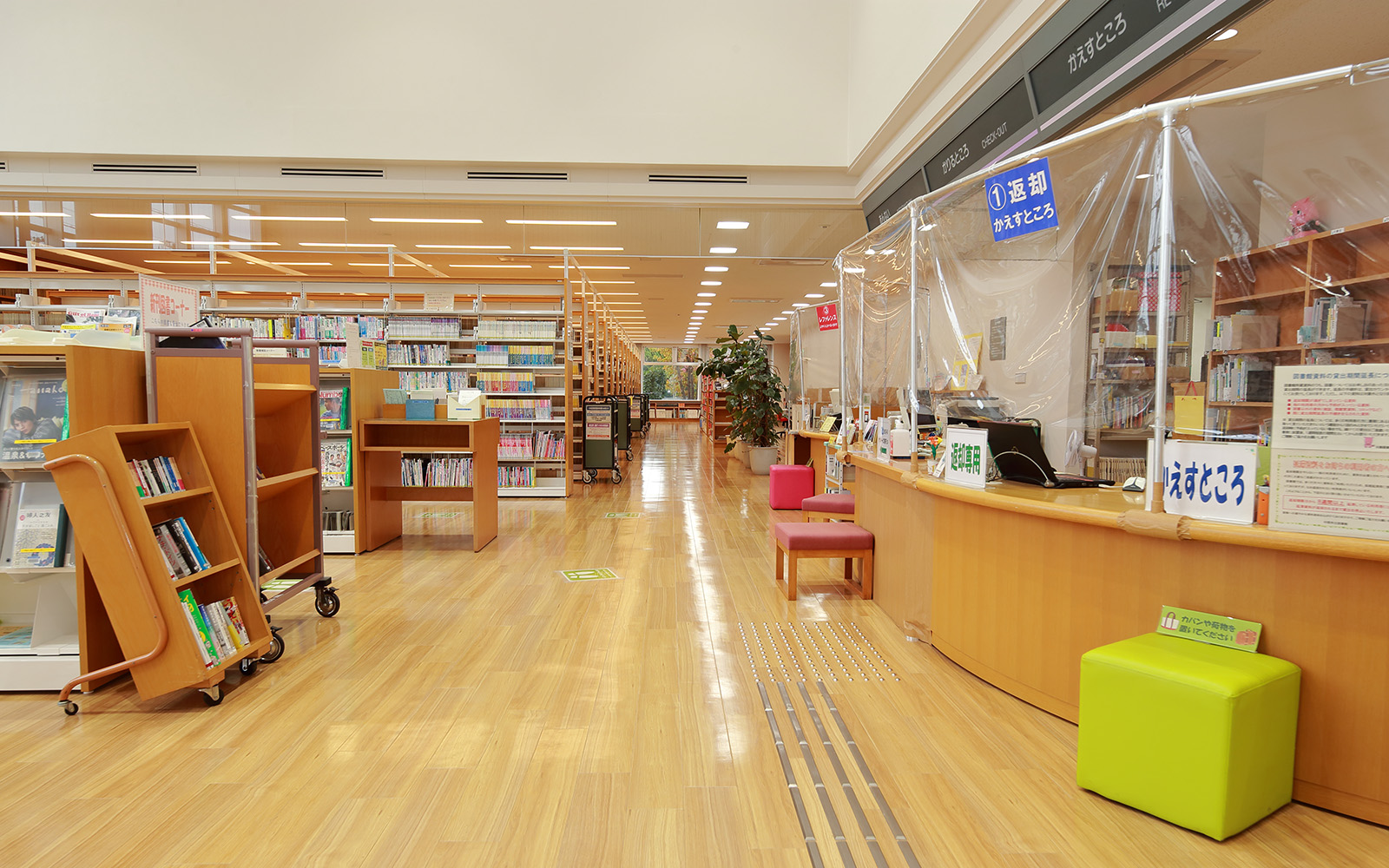 大森図書館受付カウンター