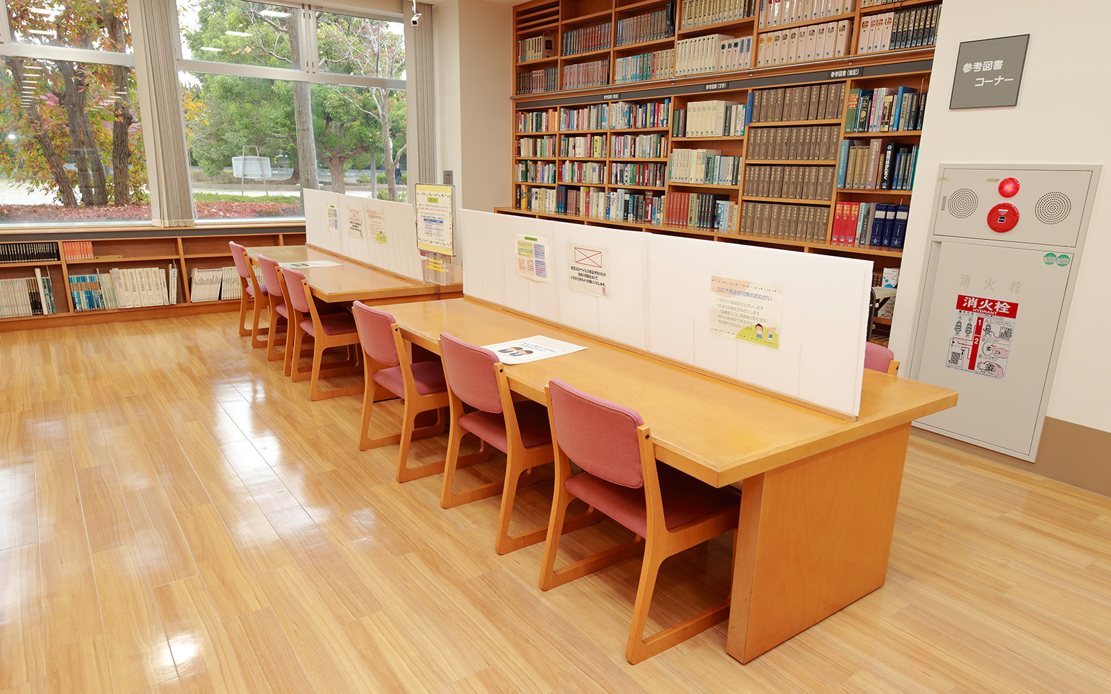 大森図書館閲覧席